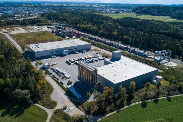 Drohnenaufnahme des Standortes Burghausen der GREIWING logistics for you GmbH Drohnenaufnahme des Standortes Burghausen der GREIWING logistics for you GmbH